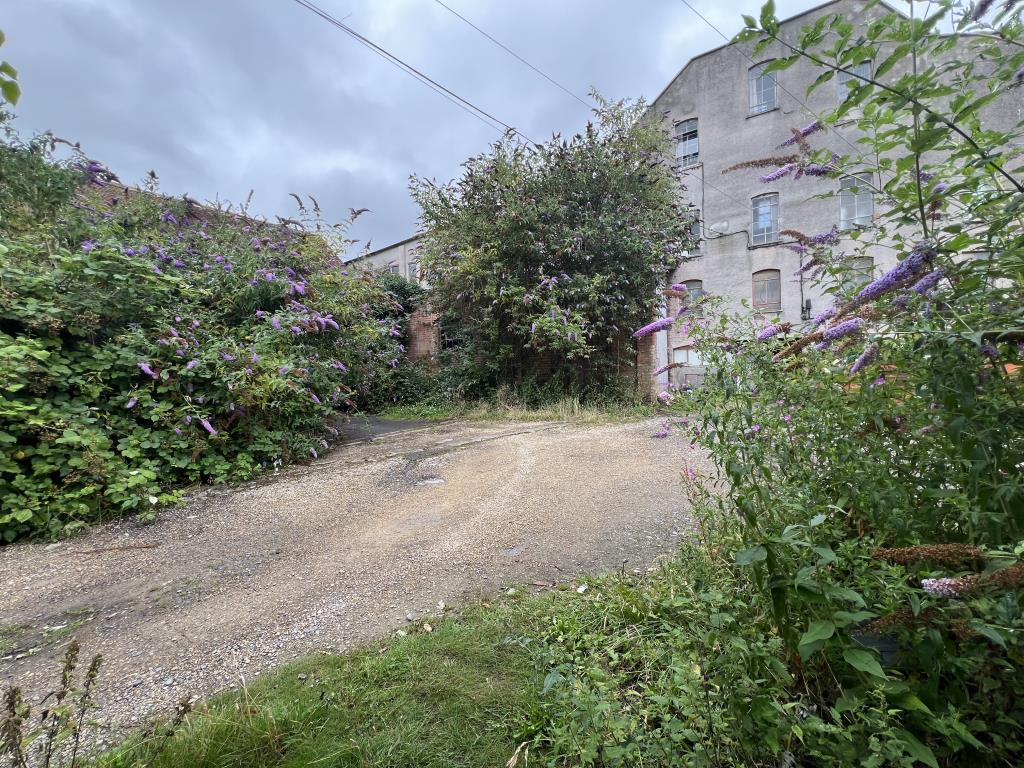 Lot: 100 - FORMER TRANSPORT YARD WITH POTENTIAL - General view of the yard